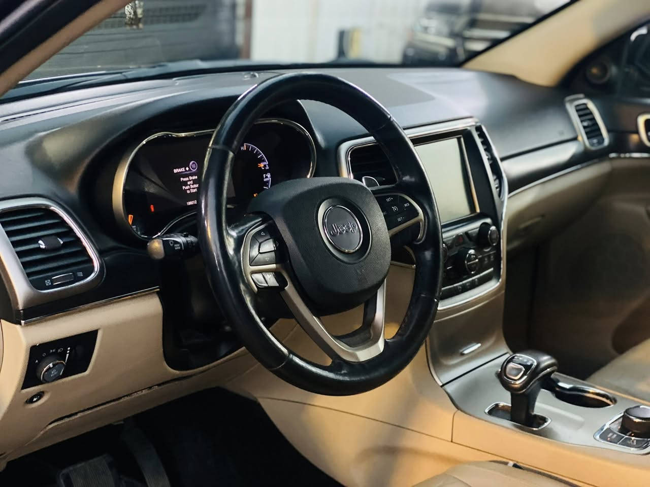 السلام عليكم 
للبيع فقط جيب شيروكي لمتد فول مواصفات موديل 2015 وارد امريكا حادثها بنيد مصبوغه صفحه السايق بامريكا السياره جاهزه من كلشي محرك 3600 ماشيه 150 الف مايل رقم بغداد بأسمي السعر 160 بيها مجال العنوان بغداد اليرموك 
***********
