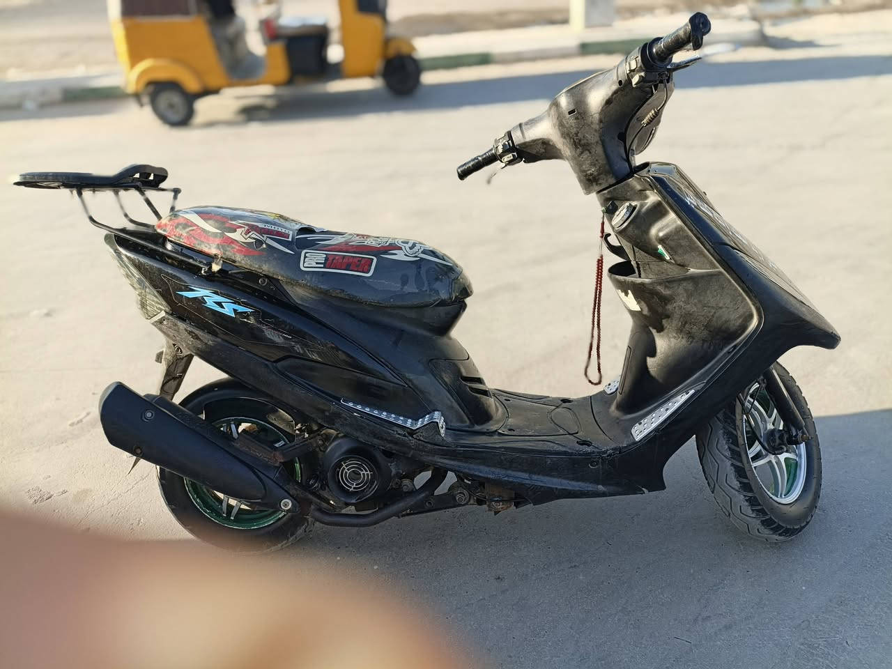 سلام عليكم شباب دراجه ماكس عدله 120
الدراجه بيها محرك بلادي بوشه بلادي 49 مملعوب بيها جيب فيتر وياك وفحص محرك ناعم كلش لا صوت ولا تبخير ولا نضوح دبلاتها تخبل يعني طسه مابيها شاير عداد لايت عالي ناصي كله شغاله كشرها كدامك بيه ويل كب تايرات جدد صالنصه اف ام وبيها كاسحه الدراجه حلوه نقصه فقط باتري جيب باتري شغل سلف واخذ الدراجه نكره هندر السعر 475 بيها مجال حك الجيه مكاني البياع تقاطع الدرويش رقمي ***********
