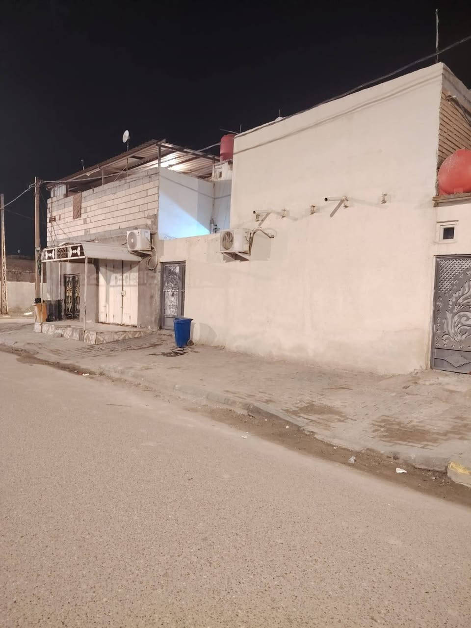 مشتملات ٢ للبيع يباع واحد او ٢ طابو صرف قطعه ركن كل مشتمل بي طابقين المساحه ٢٧٥ مقسوم نصين كل نص بي طبو للستفسار *********** ملاحضه الركن زاد المحل موجرات وباقي النص الثاني الي يحب يستثمر ايجارات
