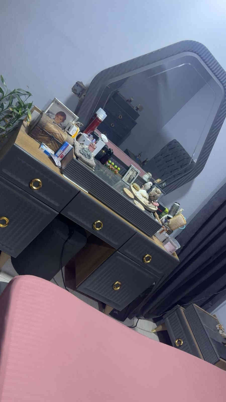 غراض للبيع كلهن جدد شخط مابيهن كلمن وسعره الغرفه مليون ونص الكاونتر ٧٠٠ المجمده ٢٥٠الثلاجه ٢٠٠وبيهن مجال المكان الدوره مراسه على وات ساب مكلفه بل نشر ***********
