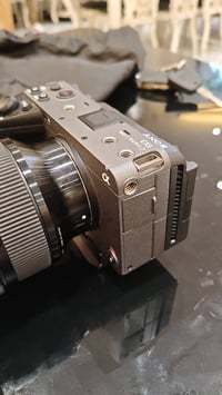 الغنيه عن التعريف بدون عدسه كامل ملحقاته اخت الجديه استعمال قليل جدا 0...