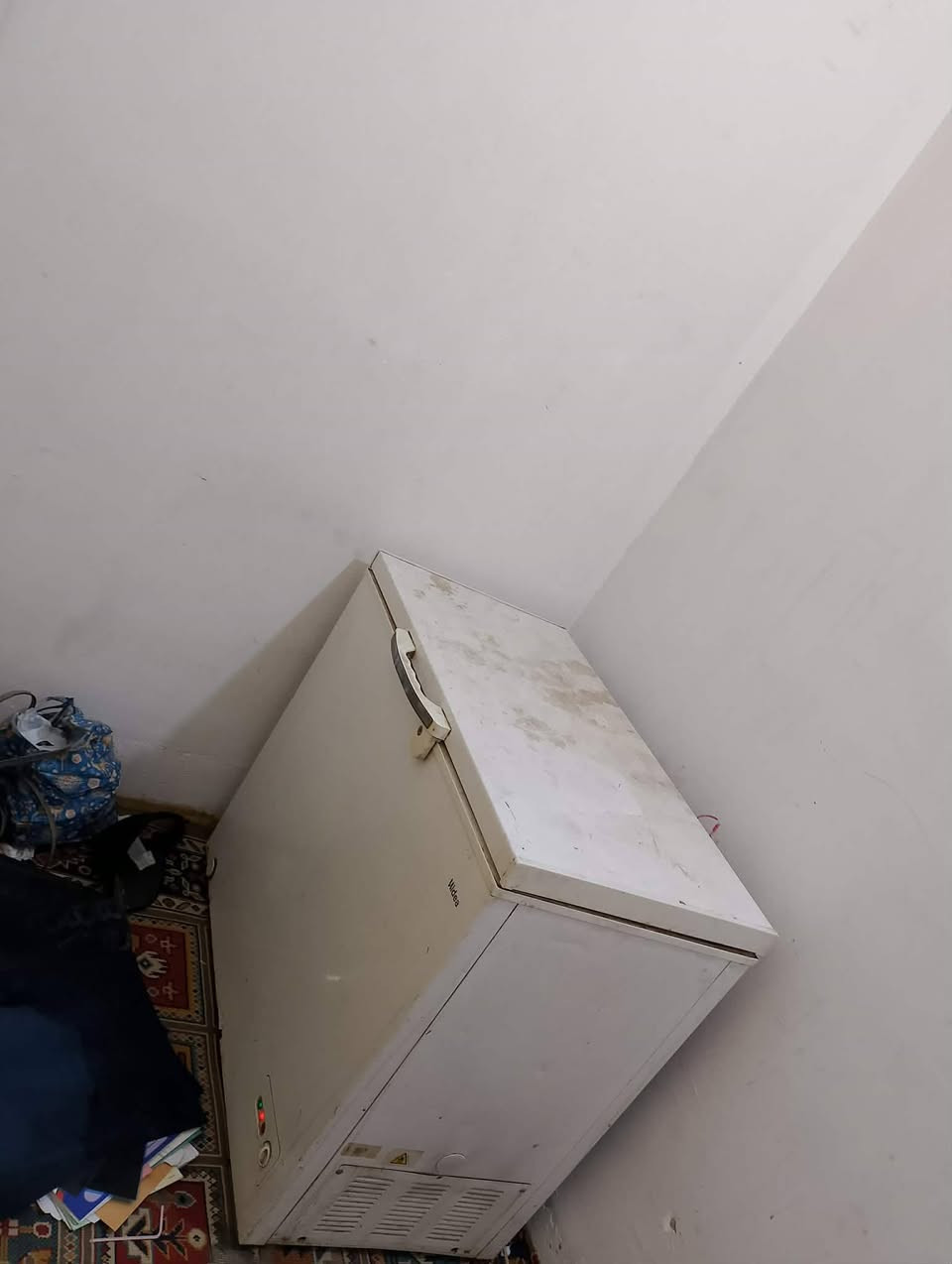 السلام عليكم عندي مجمده ثلاجه لبيع نظيف فول سعر 210 بي مجال شراي تعال خاص ***********
