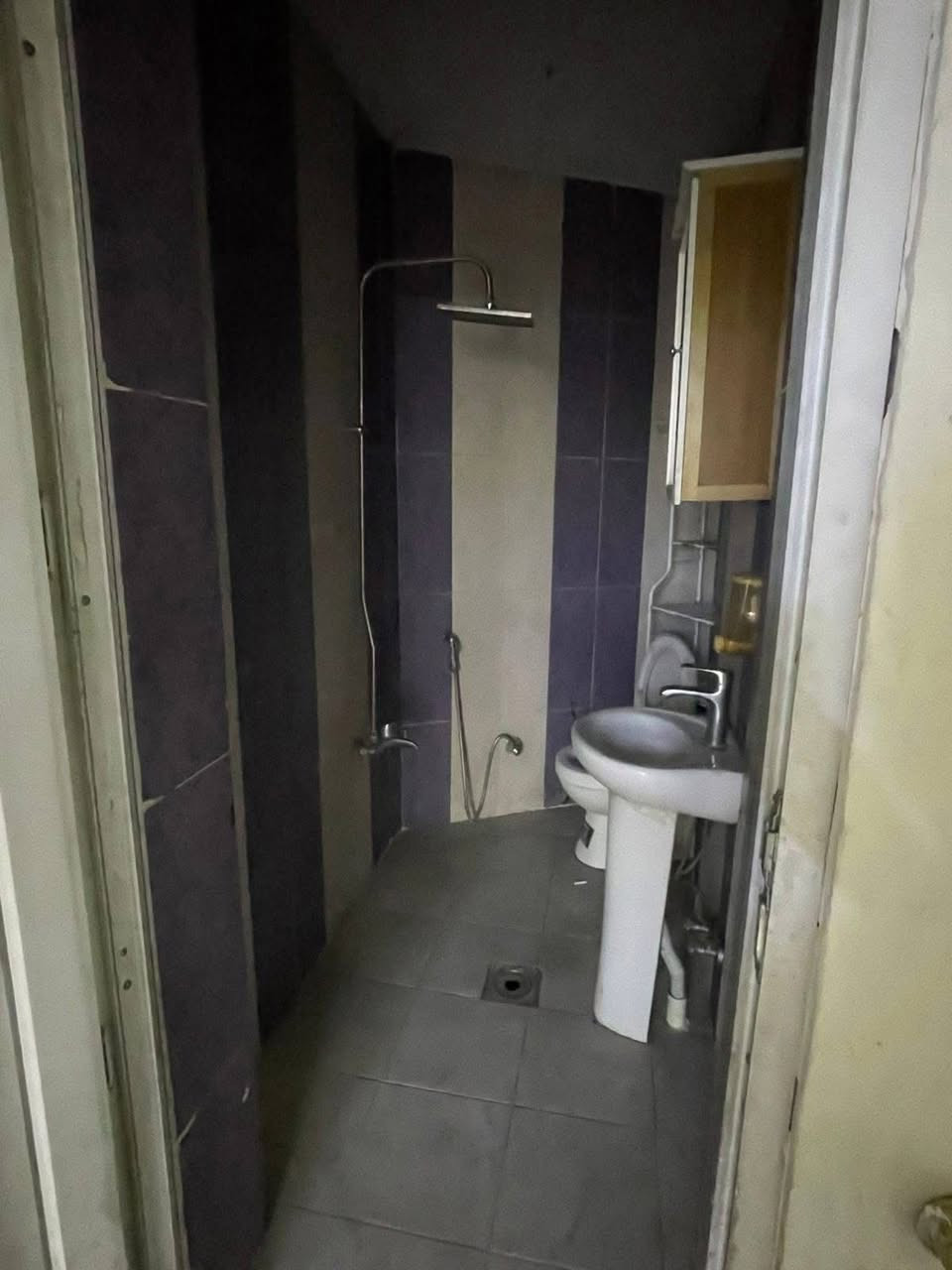 للايجار في السيديه 
دار سكني مساحه 50 متر يتكون 

من صاله مطبخ خدمات غرفه نوم 

سعره 500 الف قفله قفله 

مطلوب عائله مرتبه سكن سيديه 

للاستفسار 

***********

***********
