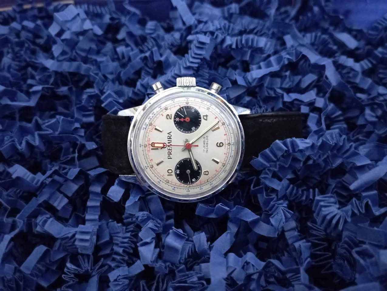 السلام عليكم....
ساعة...premira صناعة فرنسية Panda نوادر انتاج محدد
Chronograph cal: valjoux 7733
عنكبوتية....  نصب تكويك موديل ستينات القرن الماضي نظافة تامة 
القطر 38-39
جميع القطع اساسية... باستثناء السير مستبدل
السعر 400$
للاستفسار ***********
