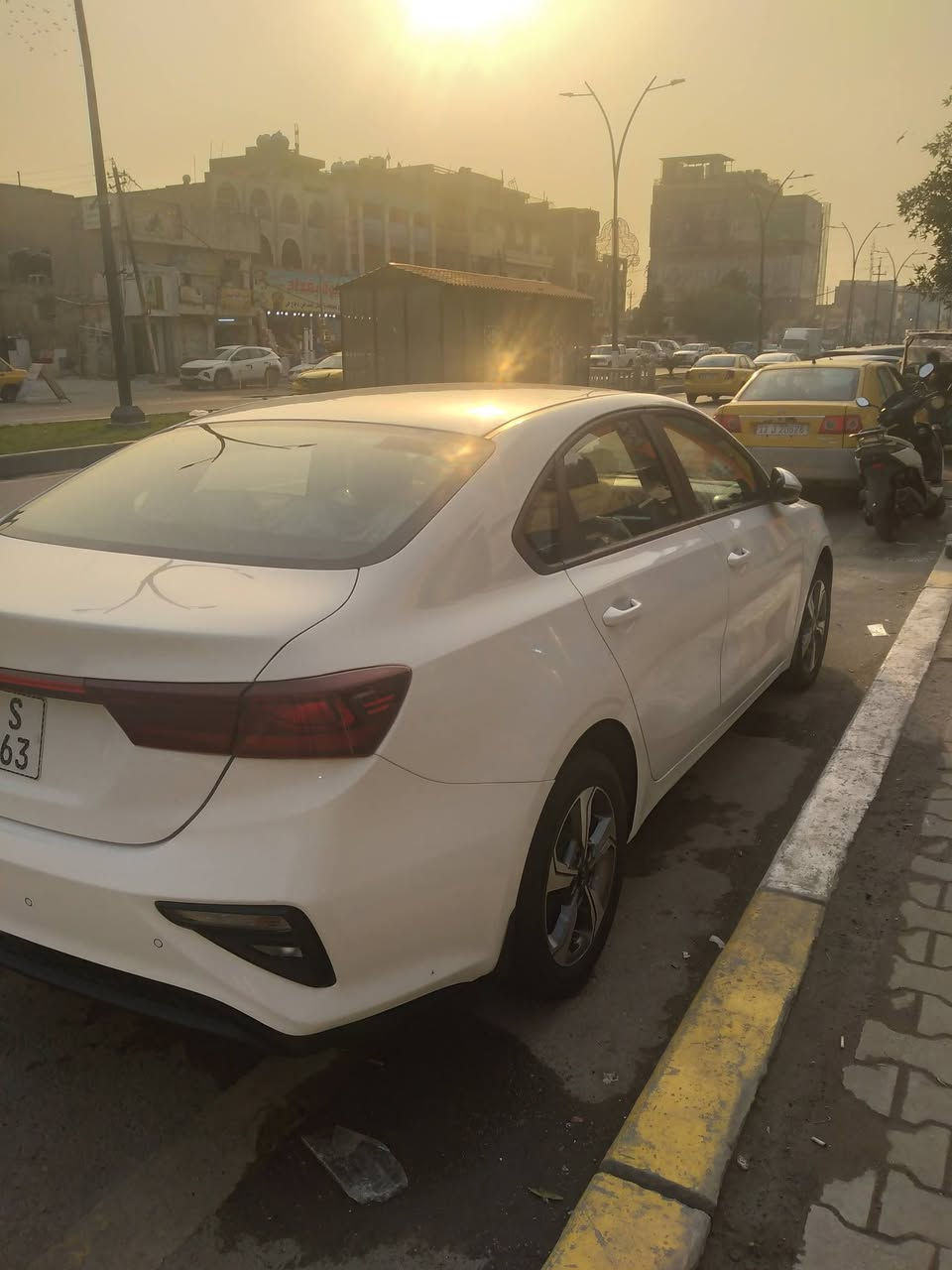 السلام عليكم..
للبيع كيا سيراتو  2021 رقم بغداد الجديد تحويل مباشر هزه جديد السياره مكفوله كفاله عامه عدا شخط بالباب العكس السايق وبارد مقدار شبر بالباب الخلفي ماشيه  66 الف حقيقي استخدام شخصي 
السياره داخل لونيين تبريد أمامي خلفي حساس خلفي خمسه ويل كب تخم تاير جديد باتري جديد السبير جديد 

السعر    /  160$ وبيهه مجال بسيط 
العنوان  /  بغداد  الصليخ الجديد 
للاتصال  / ***********
