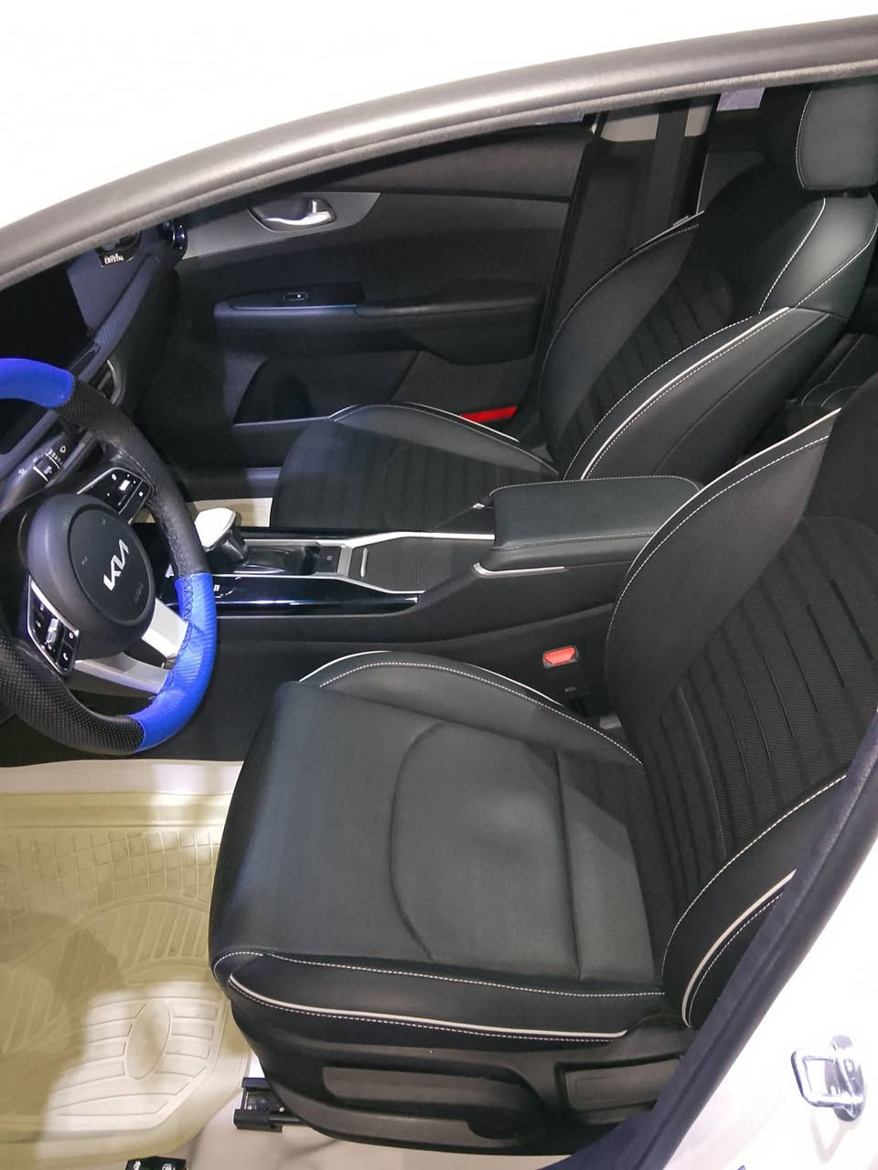 كي 3للبيع سياره كفاله عامه من تبديل من صبغ من بارد /موديل 2024/ماشيه 26الف كيلو متر موصفات فول معروفه حساس تاير حساس دعاميه امامي خلفي /رقم اربيل اب اسمي سنويه هزه لل2027/سعر 142وبيه مجال قليل مكانه بغداد الغزاليه /***********
