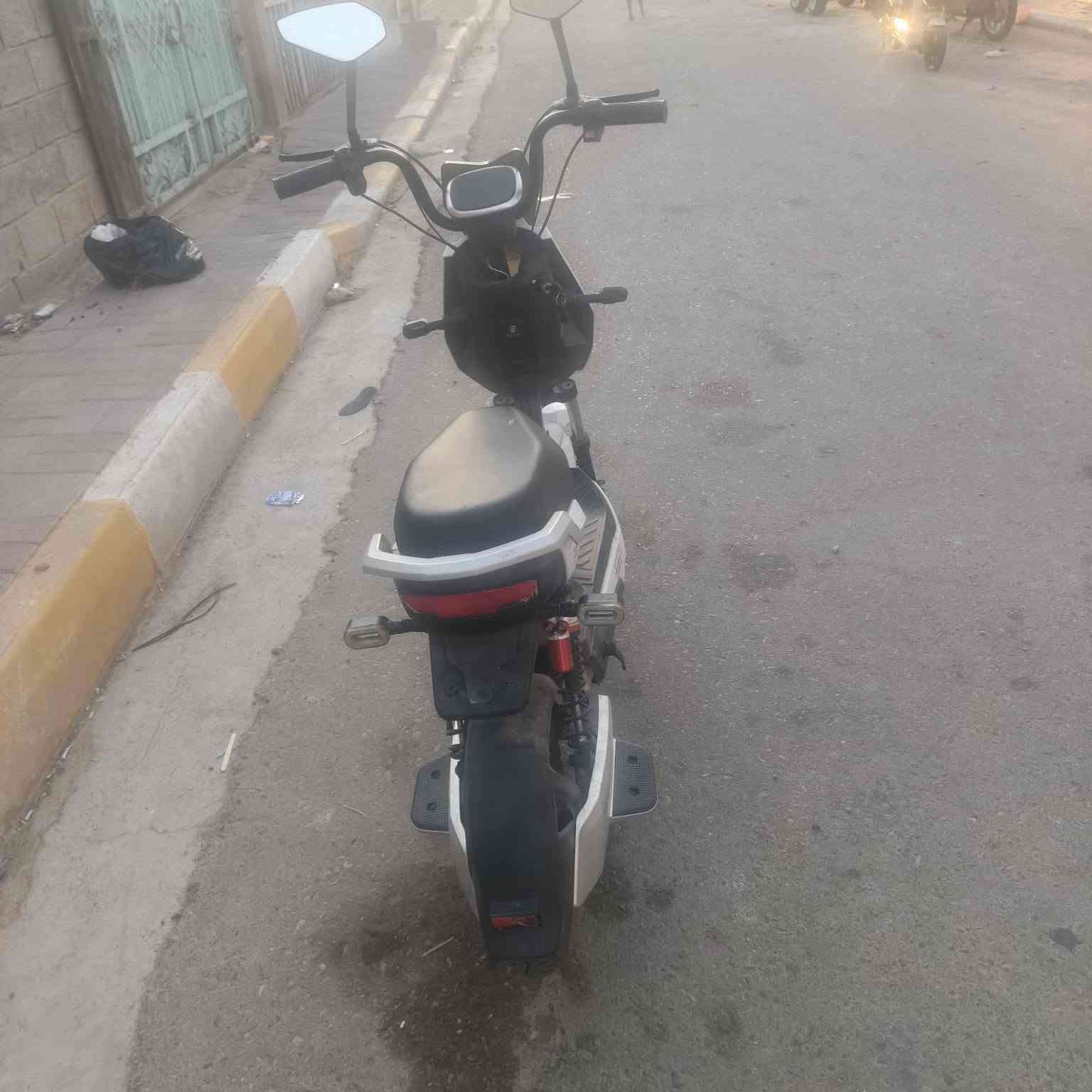 سلام عليكم دراجه شحن للبيع اربع بطاريات عل فحص كهربائياته كلهه شغاله موديل 25 نضيف جدا سعر 200 الف مكاني رمادي رقم تليفون ***********
