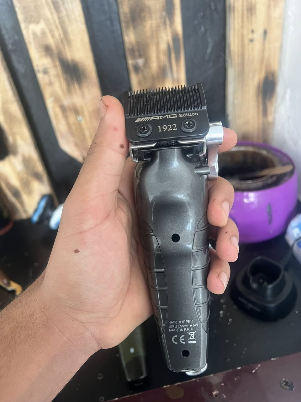 مكينه AMG استخدمته بس شهر جديده بعده السبب شتريت مكينه ثانيه وبقت هاي ملحقات كامله ماناقصه شي جديده سعر ٣٥ بيه مجال قليل كلش للعلم ماخذه ٤٥ رقمي *********** مكاني بصره
