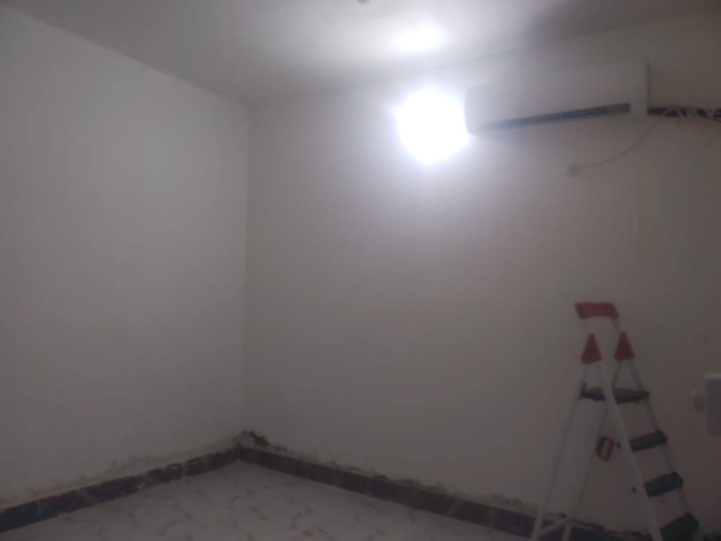 بيت ايجار ١٠٠متر طابق ونص حي النداء منطقة ٥٤ شارع المجمعات قرب مدرسة الجود   
يحتوي على استقبال وغرفة وصالة ومطبخ
وحمامات داخلية وخارجية 
والطابق الثاني غرفة وصالة 
الإيجار ٣٠٠الف معة الماء والكهرباء ..***********
