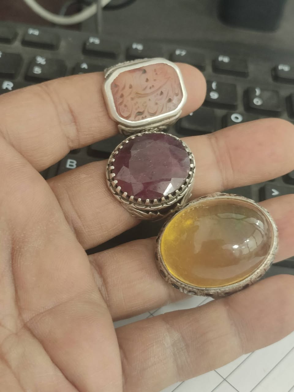 3 خواتم صياغات يدويه راهيات
الصفره مو سترين باوع المقطع شي كال اوباله وشي كال حجر يسمونه حجر البرق 
ياقوته افريقيه راهيه فرط الرمان 
يمانيه مخطوطه اللهم ترزقني شفاعه الحسين يوم الورود


**إذا كنت صاحب هذا الإعلان وتريد حذفه لأي سبب، رجاءا أرسل رسالة إلى الدعم الفني**