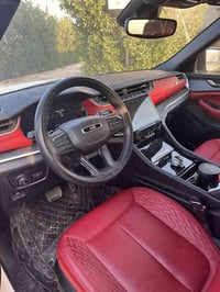 جيب كراند شيروكي  2023سياره فول فئه التيتيود داخل احمر مغلفه نانو وكال...