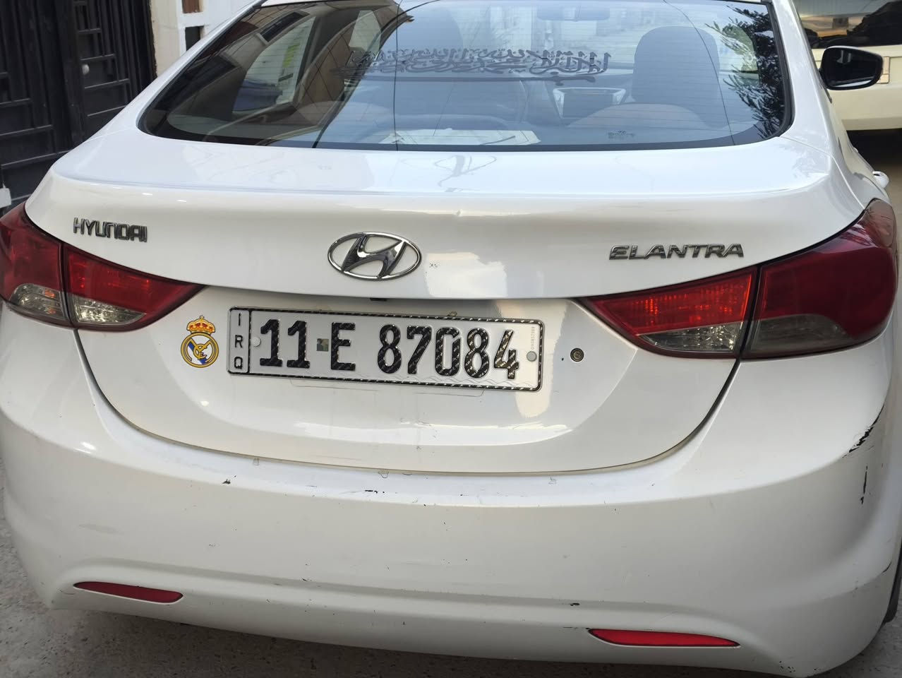 سيارة بقمة النظافة، جاهزة للاستخدام ومناسبة جداً للراغبين بالعملي والاقتصادي.
 * الموديل: 2013.
 * المحرك: 1600 (اقتصادي جداً).
 * المواصفات: سويتش (نظام تشغيل مفتاح).
 * المسافة المقطوعة: 260 ألف كم.
 * الحالة العامة: نظيفة جداً وبحالة ممتازة.
 * السعر: شدة (100 ورقة) مع مجال بسيط للشراي.
📍 الموقع: بغداد - البياع.
للاتصال:***********
