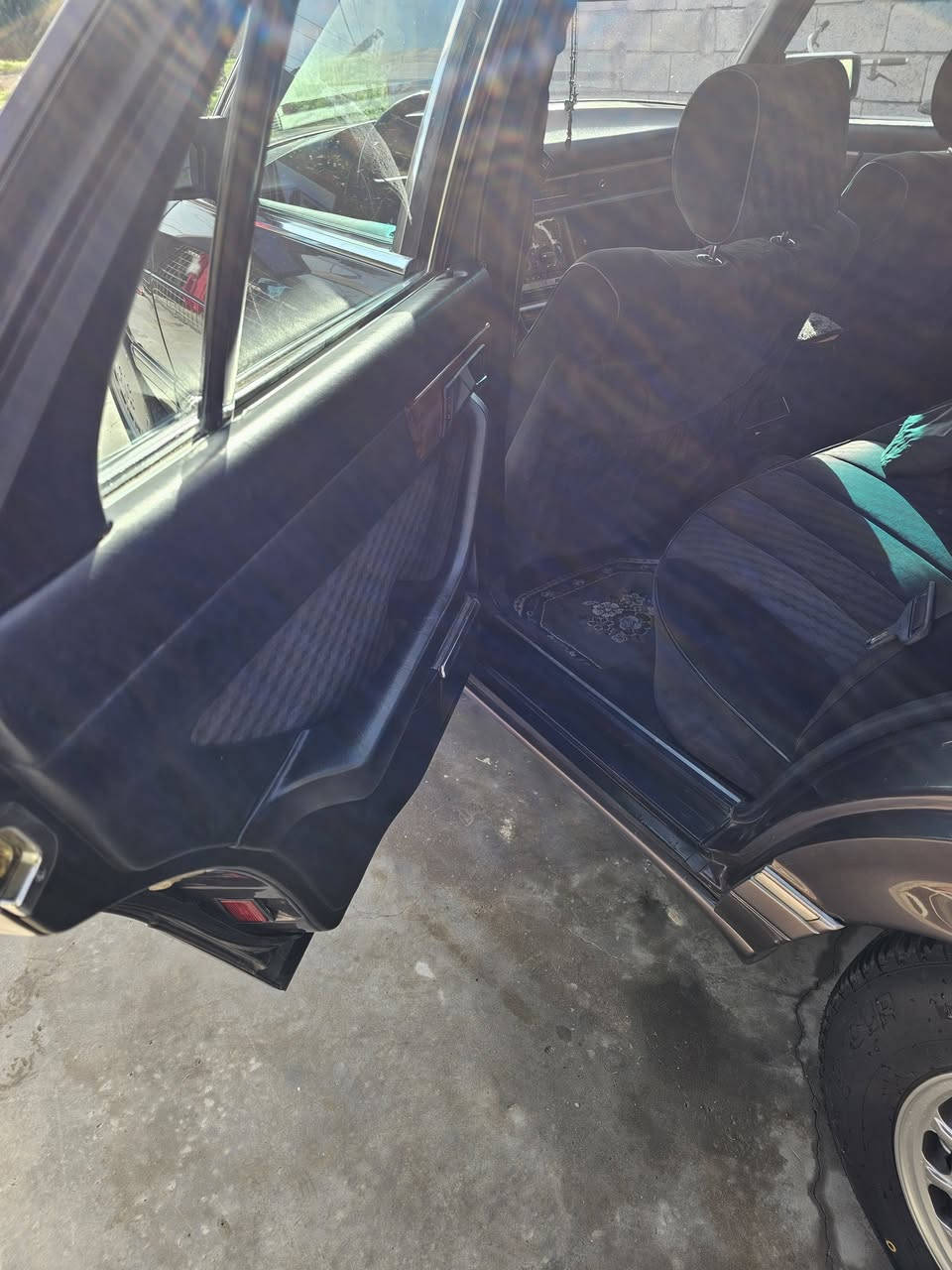 سلام عليكم 
مارسدس جامبو باب قصير
سياره مكفوله من الضربه ما عدا القماره والجتوف مال جاملغات الخلفيه كلير  سياره موديل1991 كير ومحرك واكسل مكفولات محرك 300قبق اسود صدر امامي خلفي جديد تخم تاير جديد منضومة بانزين جديده جام كهربائي اربعتهن ادامه كامله عل سياره من الدعاميه للدعاميه بلاديه واير بيها ما مزلوغ السياره جانت مضمومه 
***********
