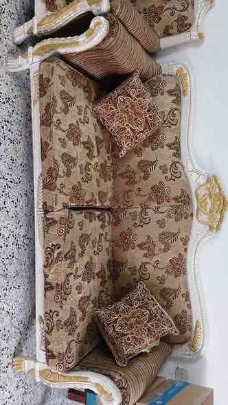 سلام عليكم للبيع طخم 2 اكبار 4 اصغار الاستفسار عل رقم ***********
