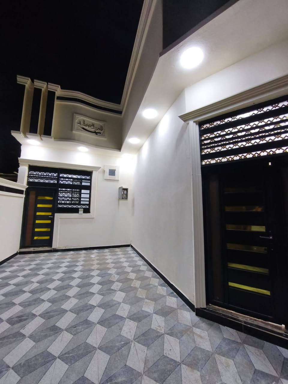 ساعد الله اوقاتكم بكل خير 💢متوفر دارين سكان البيع المساحت كل دار 200متر 

موقع البيوت البصرة أبو الخصيب أبو كوصره 🛑 
قريب علا شارع ابو كوصره 20 متر البيوت جدد وفارقات وجاهزات السكن ⬜ن

نوع العقار طابو زراعي عراقي سند 25 💢 
كل بيت يحتوي علا 
3قرف منام 
وصاله
مطبخ 
ديوان 
وصحيات داخلي وخارحي 🔷 
كراج 
سعر البيت الواحد 98مليون وقابل للتفاوض 
باقي الاستفسار على
***********
***********
