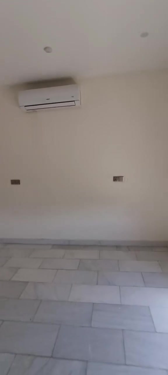 شقة للايجار الداوودي مقابل سكة القطار 
عرفتين نوم ومجهزة سبالت وماطورات وسنك 
للاستفسار ***********
