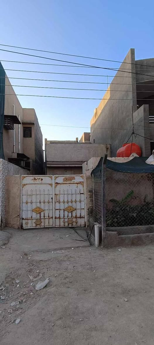 قطعت ارض للبيع
المساحه: 110متر 
نوع العقار طابو صرف بسم شخص واحد 
المنطقه بيه كل الخدمات نت ضوئي مجاري حكوميه والمنطقه هادئه العنوان حي الشهداء الثانية قرب مدرسه الاضواء رقم الهاتف للتواصل *********** وايضا متواجد خاص واتساب
