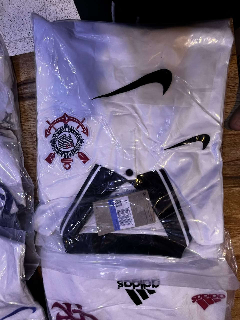 يابة دريسات اصلية وباركود للشركة مال برازيل الاصفر ٥ قطع قياسات شبابية سمول ميديم ولارج.  
 * مو نايلون الدرزن ب٥٠ لو مدري.  
اصلي اصلي اصلي فئة لاعب
تريد شلعة  ١٠ دريسات ب١٢٥ الف واذا مفرد غير سعر يعني اصلي وسعره ب١٢،٥٠٠ هاي اذا شلعة واذا مفرد الواحد ب١٥. وتنورني خاص اذا شراي. واتساب *********** مكان بغداد
