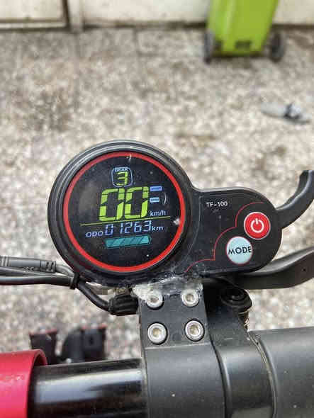 سكوتر شحن للبيع بطاريات ليثيوم الشحنه الواحده تمشي 45كيلو دبلات امامي لايتات الأيدي  أشاره يمنا يسره يجي بي سويجين بس شويه الشاشه بيها كسره السعر420 الف وبيها مجال مكاني بغداد السيديه للاستفسار ***********
