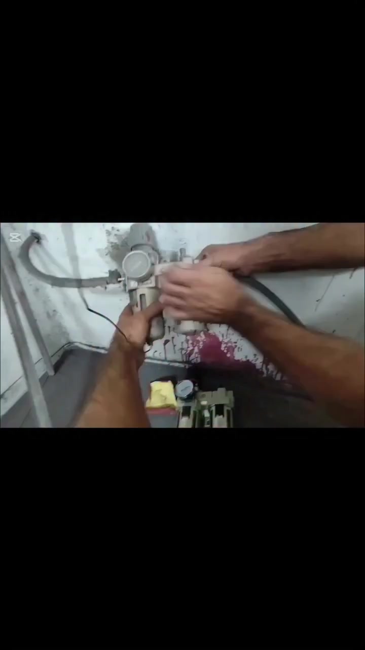 سلام عليكم فلتر يخلصك من الماء و الرطوبه و الدهن احد اسباب التزييف هو دهم الكمبريسر و ماء الى يصير من كمبريسر بسبب رطوبه الجو و كذالك المصلب الهاردنر اذا منتهي الصلاحيه كذالك ايزرف و ايشكك الصبغ و الاسباب متعدده لكن يجب عليك وضع فلاتر منتظمه للتصفيه هواء الكمبريسر و هذا السبب التزريف اغلب الصباغين 80%يعانين من هذا السبب للحجز تواصل خاص او وتساب ***********
