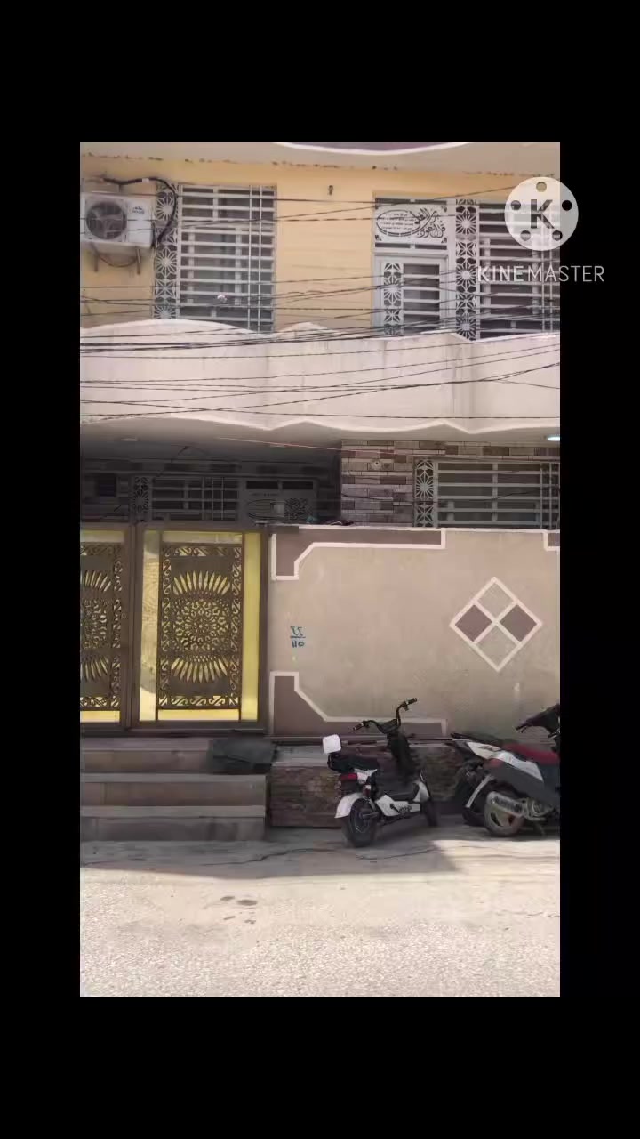 السلام عليكم بيت للبيع مساحه 100 م طابقين بناء درجه اولى الطابق الأول بي غرفه وصاله ومطبخ واستقبال وصحيات وحوش ومنور ازغير مسوي مطبخ حار  
الطابق الثاني بي 3 غرف نوم وصاله وصحيات 
بناء البيت بنهايه 23  البيت باني على ايدي مو مال بياع شرة 
الموقع جدأ حلو قريب على شارع المشايه وقريب على الامام 
منطقه حلوة بحي الامام علي قرب اسواق برتقاله السعر 170 مليون وبي مجال بسيط للستفسار خاص او واتساب 
***********
