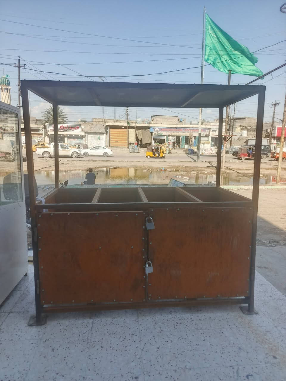 السلام عليكم متاح ميز طول مترين عرض متر عوزه بس صبغ وخشب ثنين وحده جوه وحده فوك ميز الله شاهد ما يرفع  سعر 250 مكان  بغداد المعامل بستان سامي ***********
