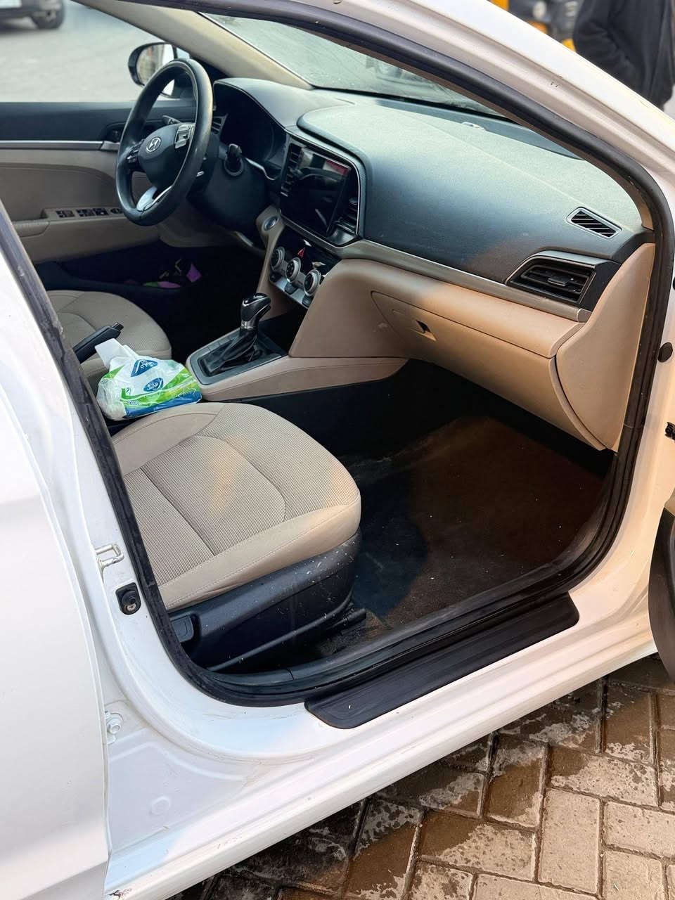 السلام عليكم،
النترا خليجي موديل 202‪0
فول مواصفات 1/1
فتحة اشاير مري دخول ذكي 
تشغيل بصمة، تبريد قطعتين
يدات نيكل.. 
السيارة صدرها جديد 
و تخم تايرات جديد
بيها 2 قطع تبديل و رصعات
السونار موجود بالصور 
السيارة خير من الله عليها ادامة كاملة
السعر  ١٣٥  و بيها مجال 
و بالعافية ع الياخذها
بغداد / ابي غريب 
***********‪
