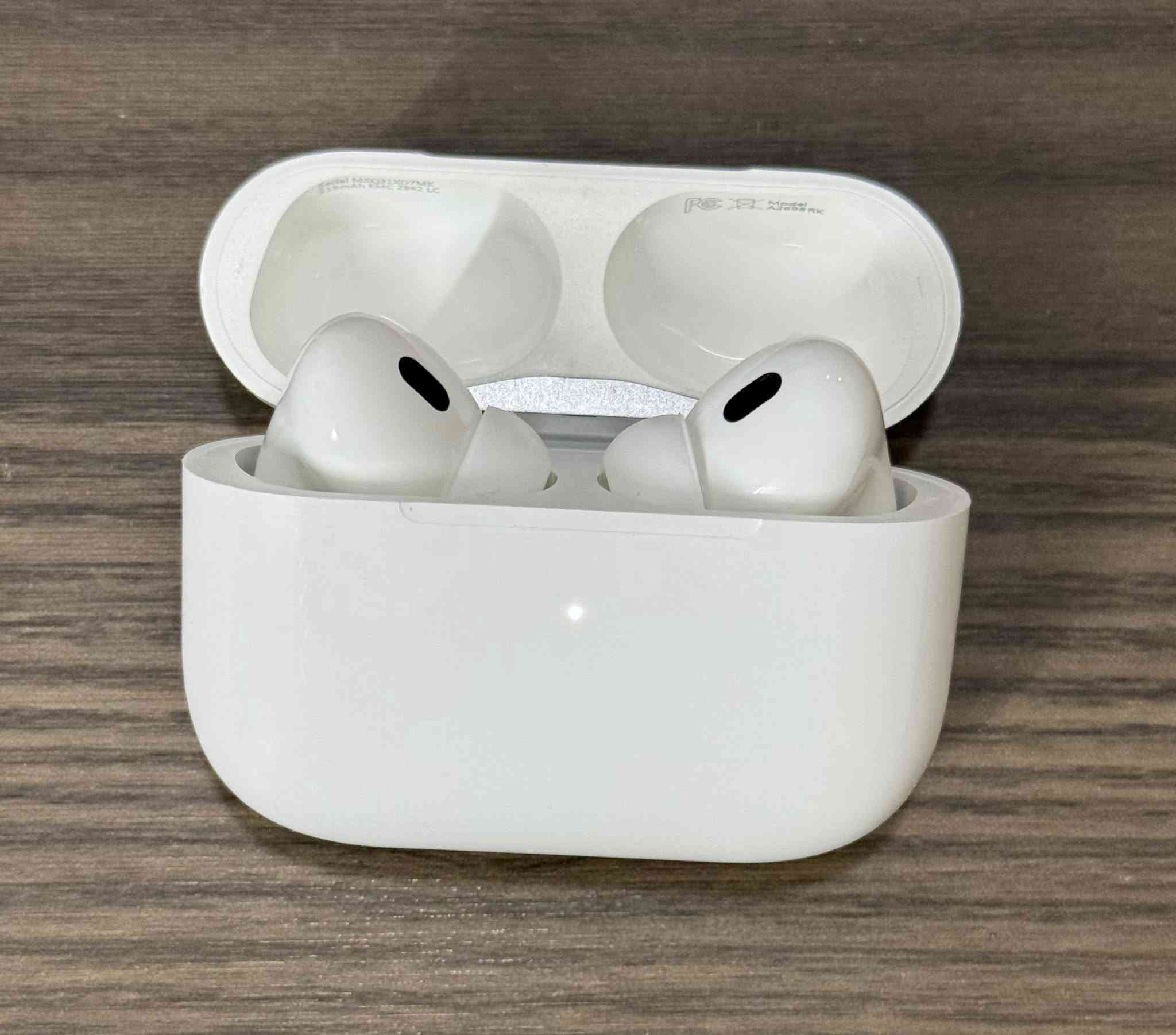 Air pods pro 2 الجيل الخامس
ابل اصلي أمريكي باله نظافتها 100% 
فل بدون باكيت وي حافظتها وكيبل تايب سي 
#عزل_صوت تحديد موقع #صوت_محيطي 
صوت انعكاسي ، بدون ايكلود فحص قبل دفع 
سعره 25 توصيل مجاناً بيع مستعجل بسبب وصول حاوية تواصل واتس اب ***********

