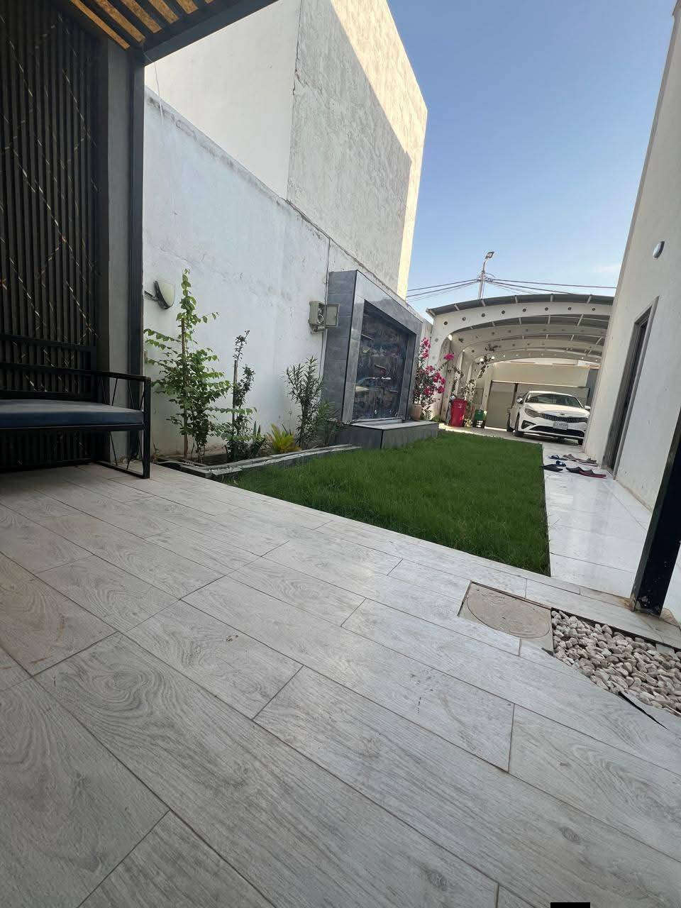 السلام عليكم
دار ٢٥٠ متر للبيع 
مجمع الاميرات الثاني 
بل مربع الاول خلف التجاري 
البيت بي اضافات 
٤ غرف
مسقف سيارة 
مسقف جلسة ضيوف 
منقلة شوي كبيرة وتنور طين داخل الحديقة 
البيت ماناقصه شي  
السعر خاص  او واتساب 
***********
