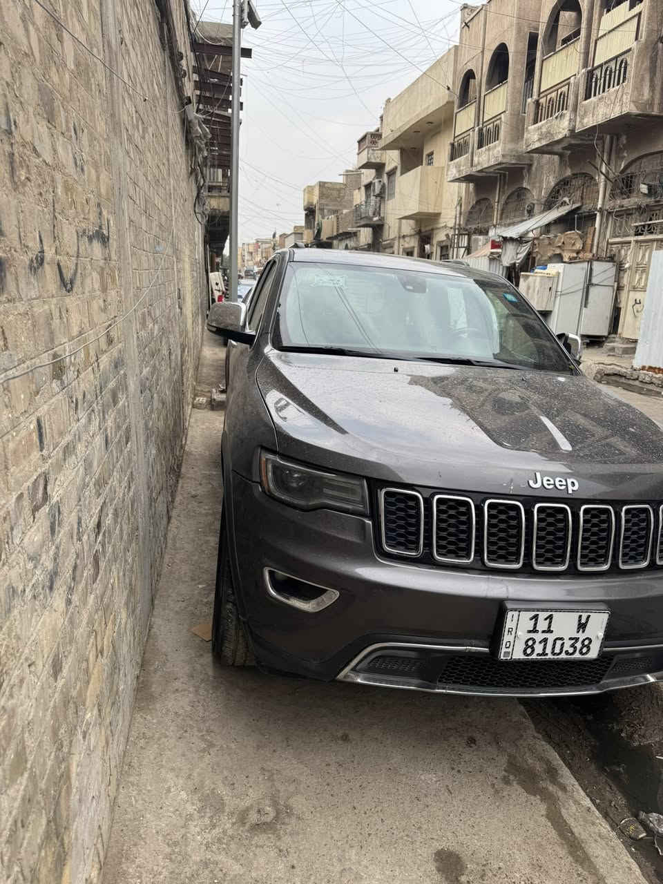 ياالله سلام عليكم جيب موديل 2017فول موصفات واحد ع واحد حادثها بابين  بدون ايرباك  ماشيه 98سياره جديده 
بيع أو مرواوس 
السعر195 
مكان السياره 
بغداد 
الكرخ 
***********
