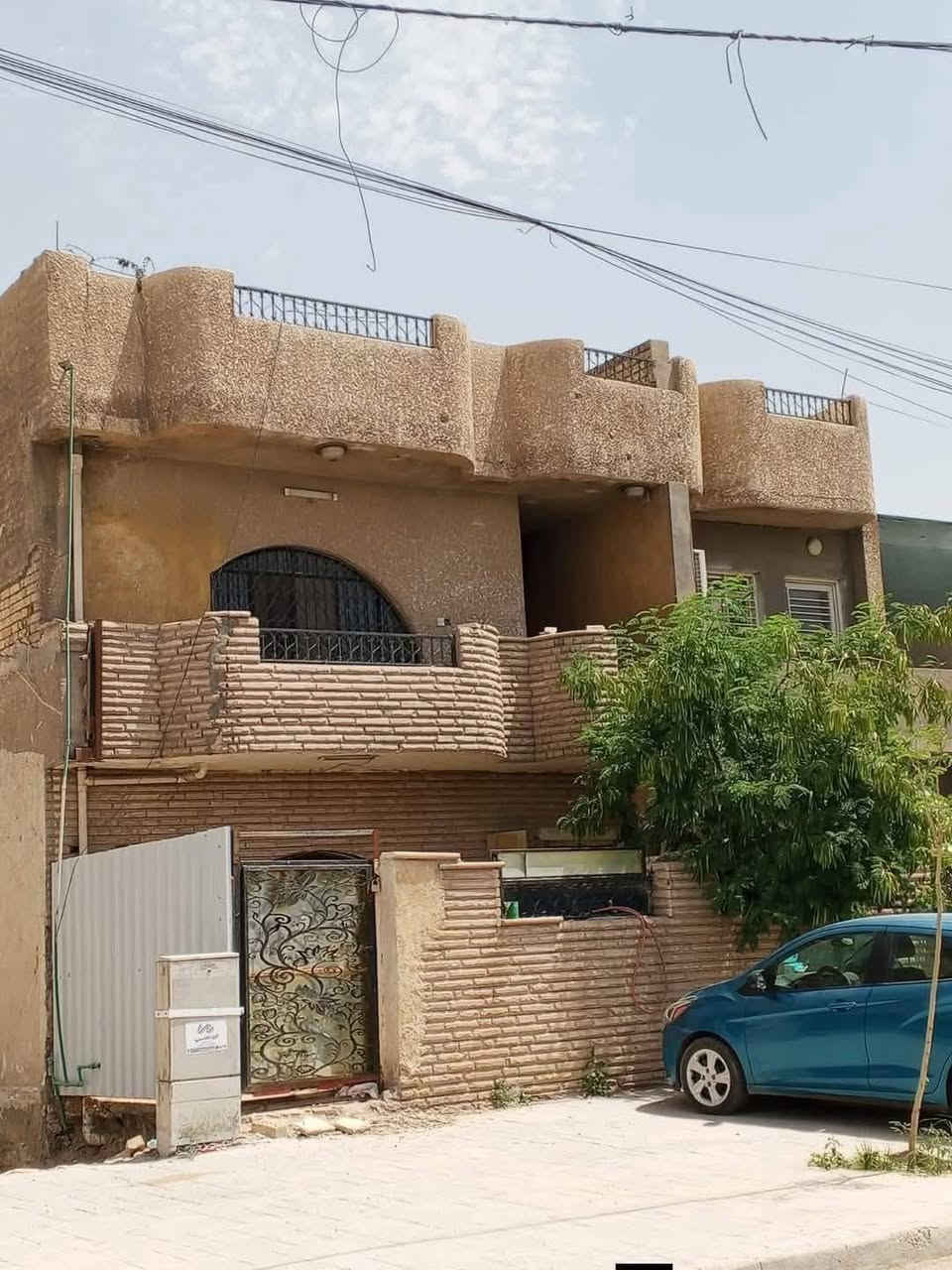 بسم الله الرحمن الرحيم
دار كلاسك للبيع في منطقة الغدير محلة 706ممتاز 
شارع تجاري ممتاز  يصبح احلى بناية سكنية شقق مع موقف سيارات سعرها ممتاز 
المساحة 135 متر
كهرباء خصخصة
شارع عريض 40 متر
شارع سايدين
واجهة 7 متر

للاستفسار أكثر:
📞 *********** أبو ايلين
📞 *********** أبو محمد

نستقبل طلبات عروضكم في منطقة زيونة والغدير
