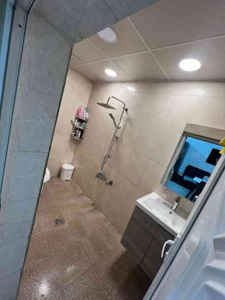 بيت للبيع ١٢٥ متر واجهه ٦ وربع ونزال ٢٠ ثلاث طوابق 
كراج مدخلين مطبخ وصاله وحولي وحمام وغرفه ومنور
طابق ثاني غرفتين وحمام وحولي 
طابق ثالث غرفتين وحمام ومطبخ وسطح 
ارضيه سيراميك واجهه حجر خدمات كامله 
الموقع الغزالية شارع المركز مربع شهد 
للاستفسار مكتب المشجر للعقار بداية شارع المشجر مقابيل محطة
***********
***********
***********
