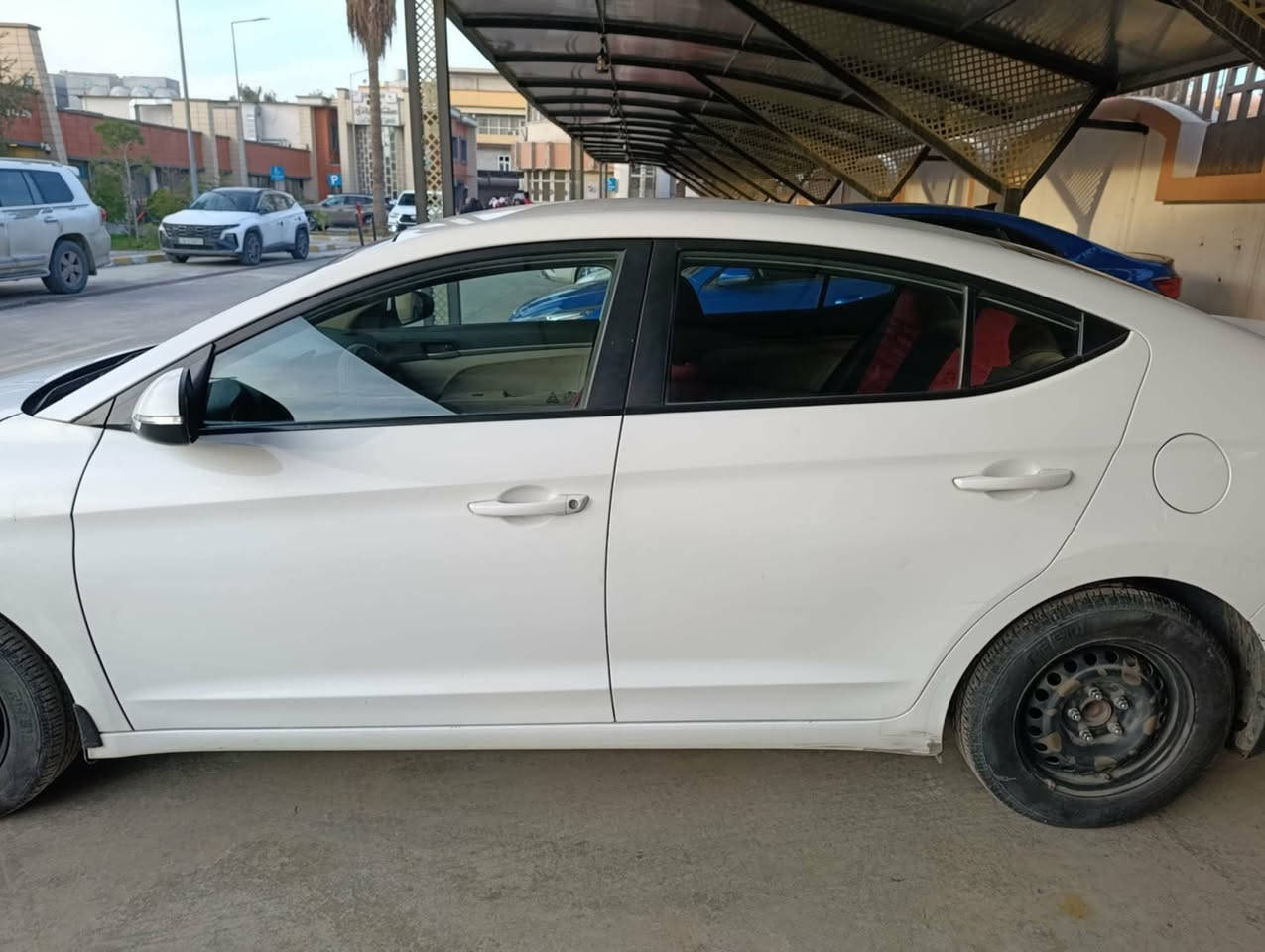 السلام عليكم للبيع . سياره إلنترا  موديل ٢٠١٧. لون أبيض وارد خليجي  محرك ٢٠ باسمي وسنويه لل ٢٠٣٠ مع الهزه  قطعتين تبريد  بيها طخه بسيطه وصبغ فوق التاير الي يم السايق محرك مامفتوح وإيرباك ما طاك السعر ١٢٧ وبي مجال بسيط ***********//***********
