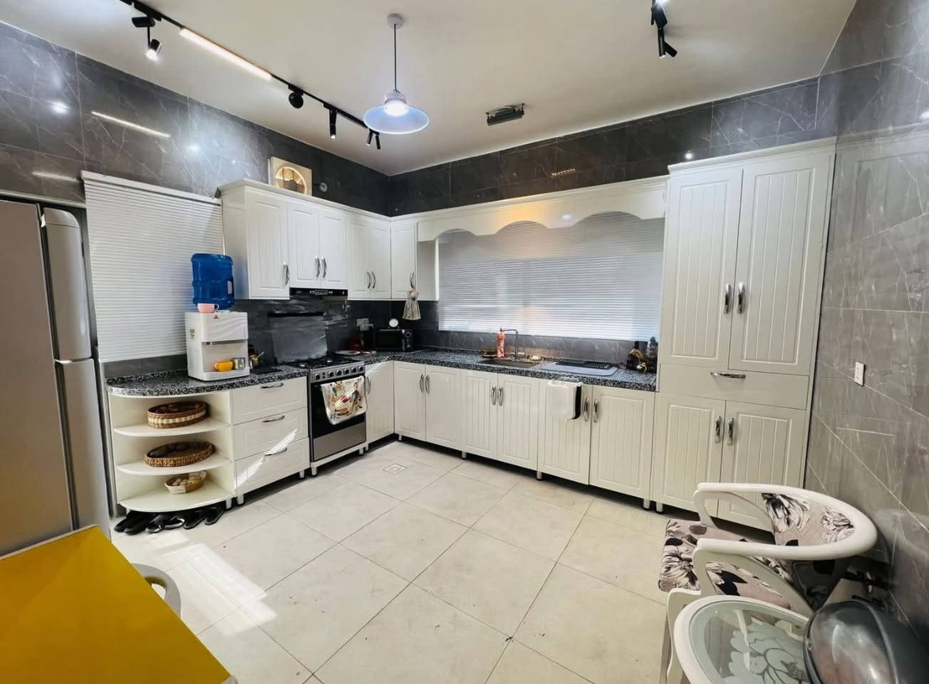 بيت للبيع 🏠

 📍 العنوان : مجمع السلام السكني ، الزون رقم 2

📈 المساحة : 250 م واجهه 12،50 م والنزال 20 م 

ركن على شارعين ✅

يتكون من طابقين :-
- غرف نوم عدد 4
- دورات مياه عدد 3
- صالة 
- استقبال
- مطبخ
- كراج
- حديقة

مطلوب قرض ( المصرف العقاري )

⚠️ مبلغ القرض 110 مليون التسديد 549 الف دينار 
⚠️ السعر الكلي : 310 مليون مع الطلب 

☎️ للأستفسار اكثر اتصل على. : ***********
أو

📍 زيارة مكتبنا الكائن في : خدمي الجزائر ، مقابل تقاطع سايدين ام الخيل مقابل المصرف الاهلي العراقي

مكتب أحمد صبري للأستثمار العقاري
