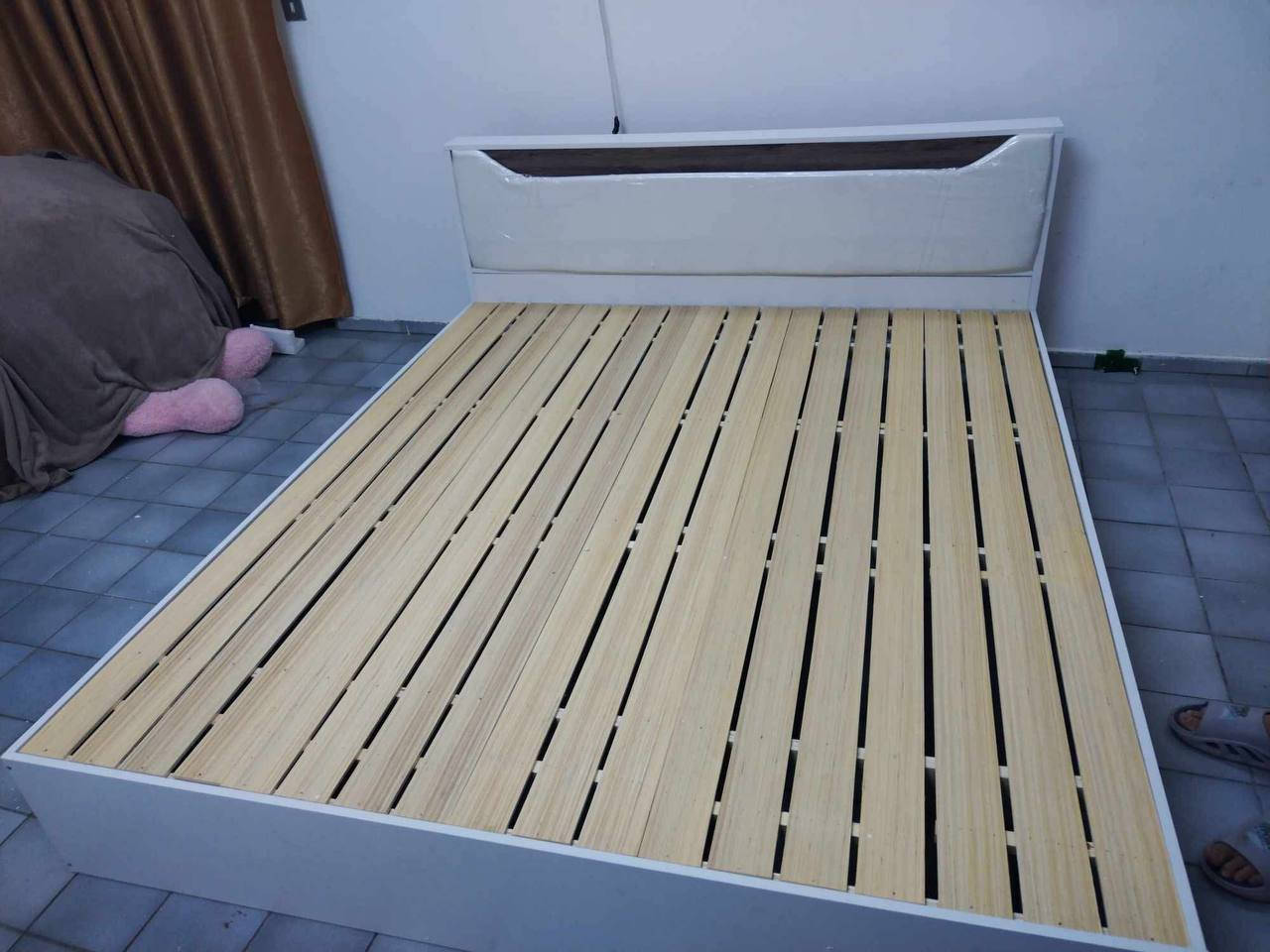 سرير خشبي بتصميم متين يتحمل اوزان عالية ( بدون الدوشك )
هيكل السرير من الخشب الطبيعي الصلب ، والجوانب والرأس العالي من خشب ال MDF السميك 

قياسات النفرين
📐 الطول 200 سم * العرض 180 سم * الارتفاع 30 سم

🏷️ السعر 190 الف

قياسات النفر ونص 
📐 الطول 200 سم * العرض 120 سم * الارتفاع 30 سم

🏷️ السعر 145 الف

🚗 توصيل في بغداد 10 / باقي المحافظات 15


**إذا كنت صاحب هذا الإعلان وتريد حذفه لأي سبب، رجاءا أرسل رسالة إلى الدعم الفني**