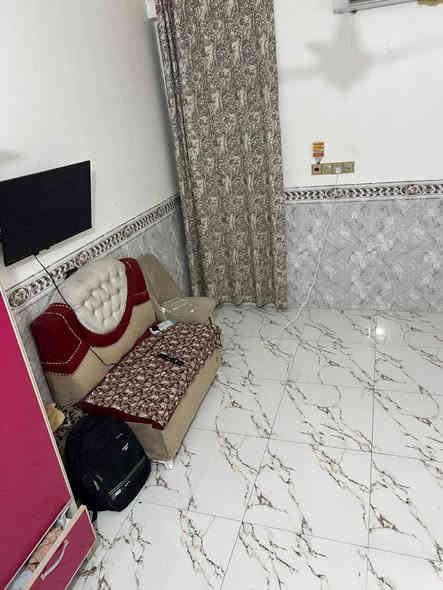 بيت طابقين المساحه الواقع 90 بل سند 70 تفاصيله طابق الارضي غرفه وصاله وستقبال ومطبخ وصحيات وطارمه الطابق الثاني 3 غرف وصاله وحمامات البيت موقعه حي العسكري  كبال المكرمه بفرع صيدلية الريتاج  المبلغ المعروض 120 وبي مجال بسيط الاستفسار ***********
