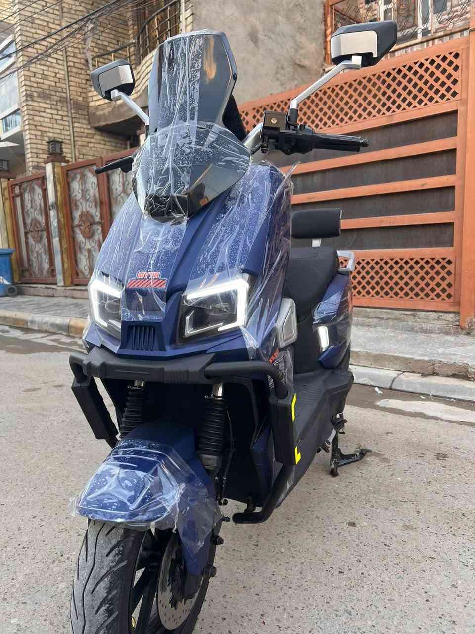 سلام عليكم ورحمه الله وبركاتو 
دراجه شحن الصاعقه موديل 2025 
ملف 2000 عدد البطاريات 6 كبار جرافك
عدد التحويلات 3 عداد السرعه 75 
عداد الكيلو متر 1355تقطع مسافه 70 k
لون مميز نيلي الملكي السعر 950 وبيه مجال بسيط جدا مكاني بغداد الزعفرانيه للااستفسار اتصل ***********
