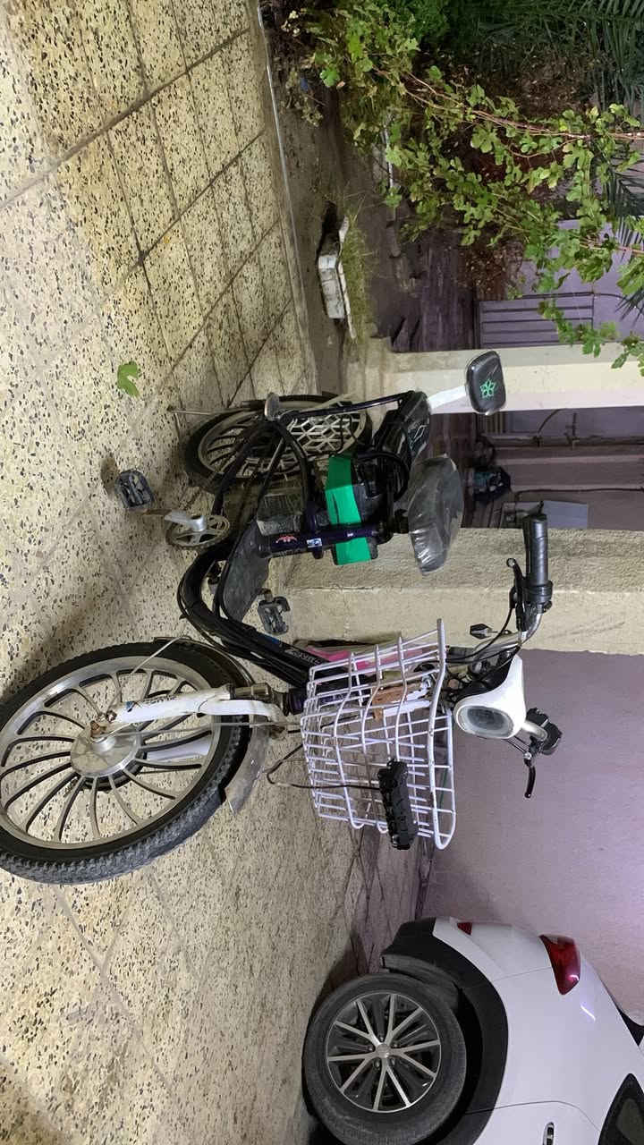 بايسكل شحن نظيف للبيع
بطاريات جديدة استعمال قليل 

مع شاحنه 

كهربائيات كامله هورن ولايت 

كما موضح في الصور 

السعر تعال عالخاص وتدلل 

او الاتصال 

***********

مكاني كربلاء حي الموظفين
