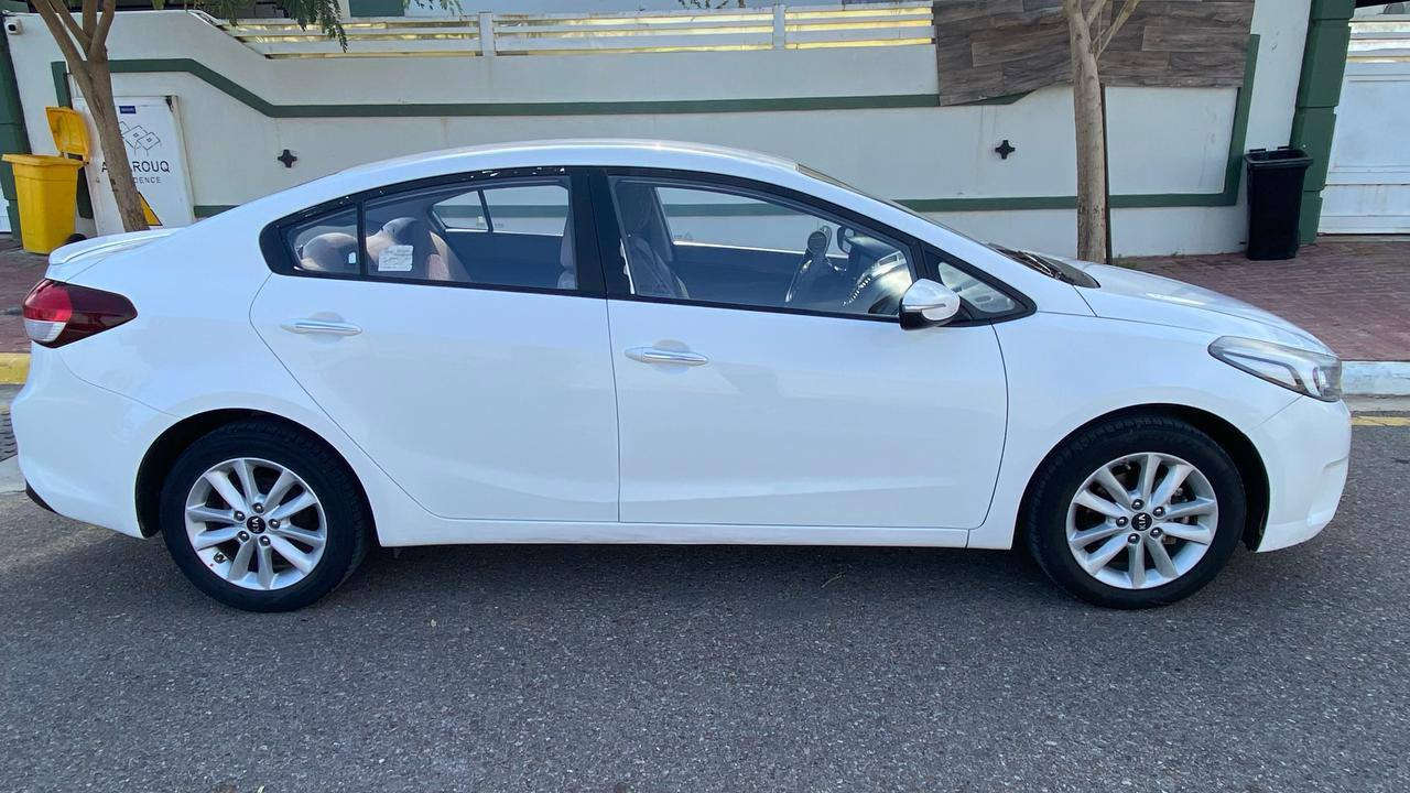 للبيع كيا سيراتو موديل 2018 
السلام عليكم سيراتو للبيع موديل 2018 نظيفة مكفولة فقط تبديل باب الامامي الايمن نفس اللون ماشية 177000 للتفاصيل أكثر التواصل على الواتس اب ***********
