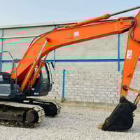 للبيع حفاره زت ثري يابانيه أصل 2010 موديل رقم الماني جاهزه للعمل مأسسه...