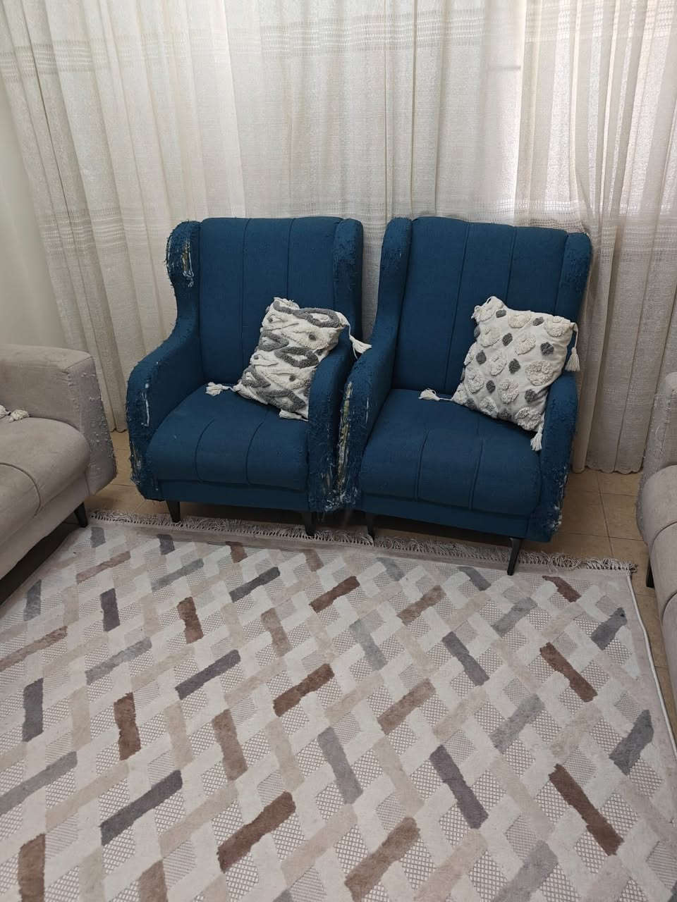 تخم 8مقاعد سعرة 150 مكان بسماية مستعجله 
اضرار فقط مخرمش يحتاج ووشمه


**إذا كنت صاحب هذا الإعلان وتريد حذفه لأي سبب، رجاءا أرسل رسالة إلى الدعم الفني**