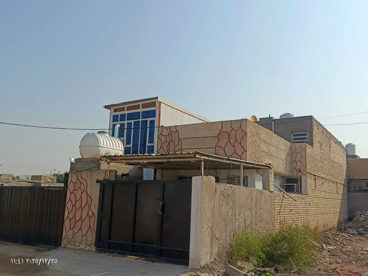 السلام عليكم 
دار للبيع قاط ونص مساحه الارض 100متر تفاصيل البيت القاط الاول يحتوي على طرمة كبيرة استقبال وصاله غرفة نوم وحمام عدد 2داخلي وخارجي مساحة درج ومنور الطابق الثاني غرفة نوم كبيره وحمام وصاله السطح شتايگر موقع الدار جسر ديالى الجديد منطقة الكرغولية خلف مجمع سبورت سنتر يبعد عن الشارع العام 200متر اي استفسار *********** مكلف بالنشر
