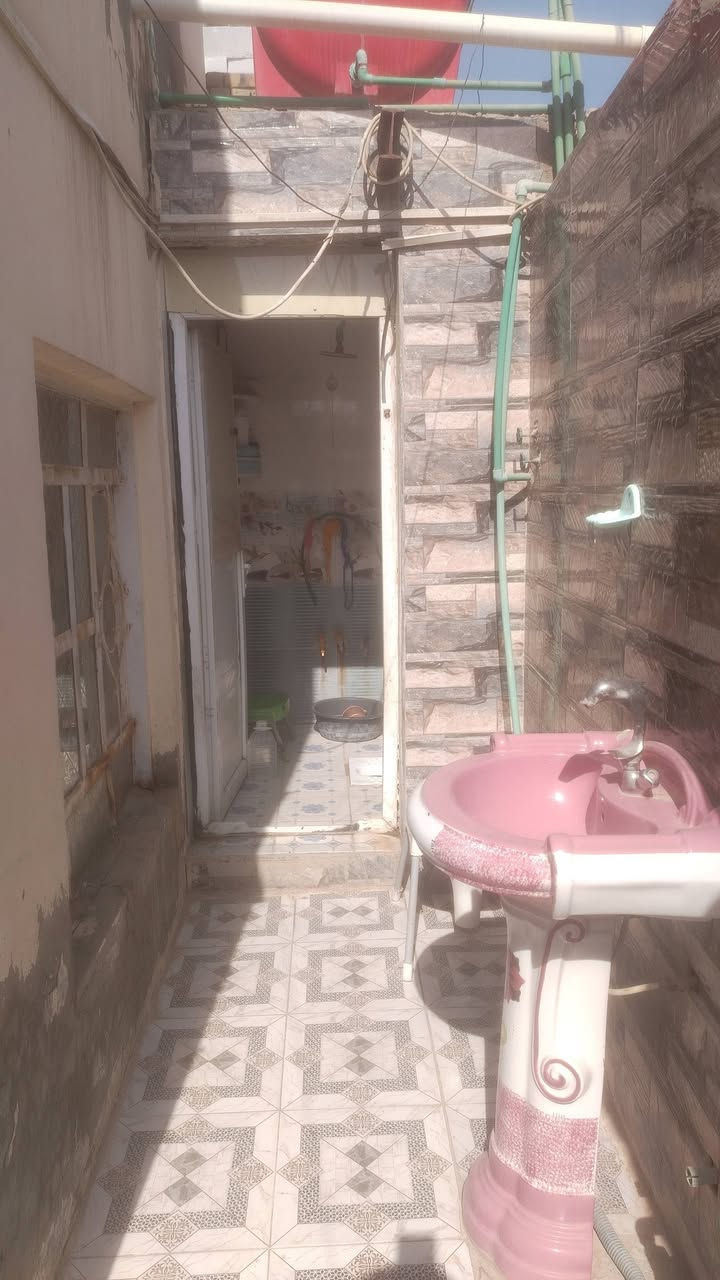 السلام عليكم بيت طابو صرف مربع اومروس بيت زراعي البيت 100متر مربع العنوان حي العسكري قرب جامع الحسين عليه السلام يحتوي براني ومطبخ وصاله وغرف نوم عدد الغرف واحده صحيات عدد1وطارمه اي استفسار علئ هذا الرقم *********** تصال وتساب
