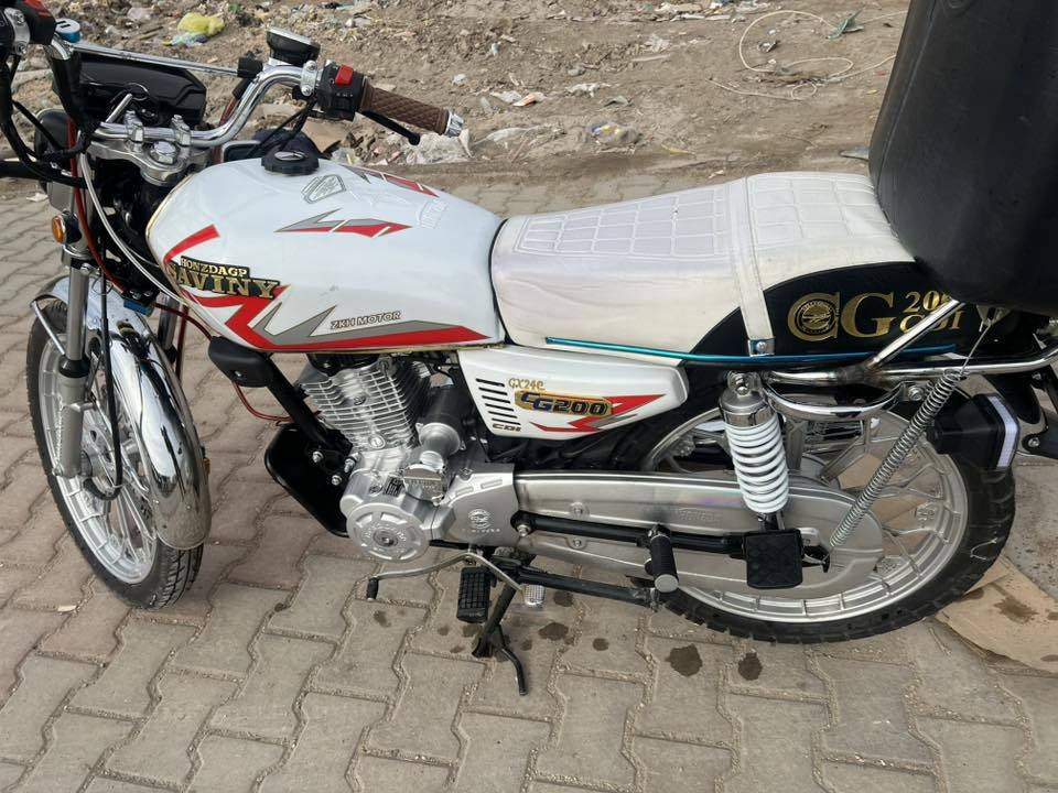 مُكلف بالنشر…
دراجه سيفان 2025 أخت الجديده نظيفه جداً مابيها اي نقص ب استثناء السترين بي شوي عواج و ينزل من سعرها 3 بصمات إنذار لمس تشغيل عن بعد كلچ و بريك عنبار دراجه نظيفه ماشيه 7000 فقط 
للاستفسار: 
 ***********
الرقم بي واتساب
