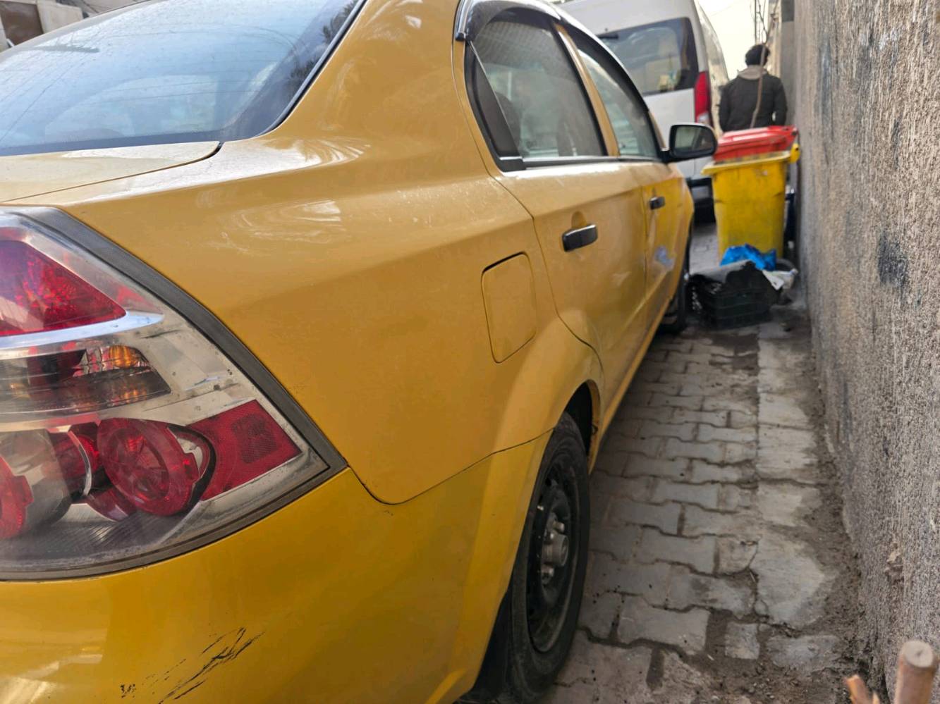 سيارة شفروليه أفيو صفراء للبيع. السيارة في حالة جيدة من الداخل مع مقاعد مغلفة باللون البرتقالي والرمادي. هناك بعض الخدوش والضربات على الهيكل الخارجي كما هو موضح في الصور. السيارة جيدة للاستخدام اليومي ومناسبة للتنقل داخل المدينة. للمزيد من المعلومات أو إذا كنت مهتم بالشراء، يرجى التواصل معي.