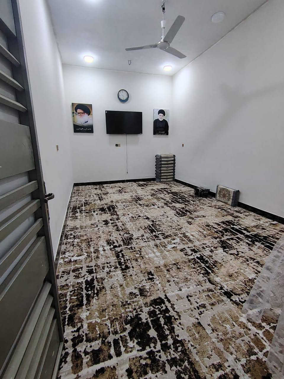 بيت للبيع في منطقه حي بغداد
كبالك خدمات 
يحتوي البيت عله
غرفتين 
صاله 
مطبخ
ديوانيه 
صحيات داخل وخارج 
السماحه150مقابيلك خدمات البيت رقم 
الاستفساره عله هاذ الرقـمم***********
