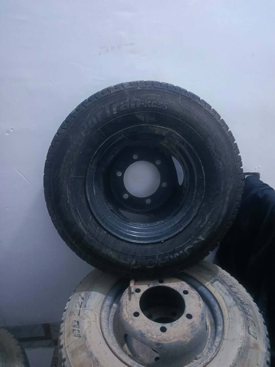 السلام عليكم للبيع تايرات مع ويلات العدد 6 جدد ابلاديات مال فحل حجم 13 سعر الزوج 140 وبيهن مجال للاستفسار الاتصال على الرقم ***********
