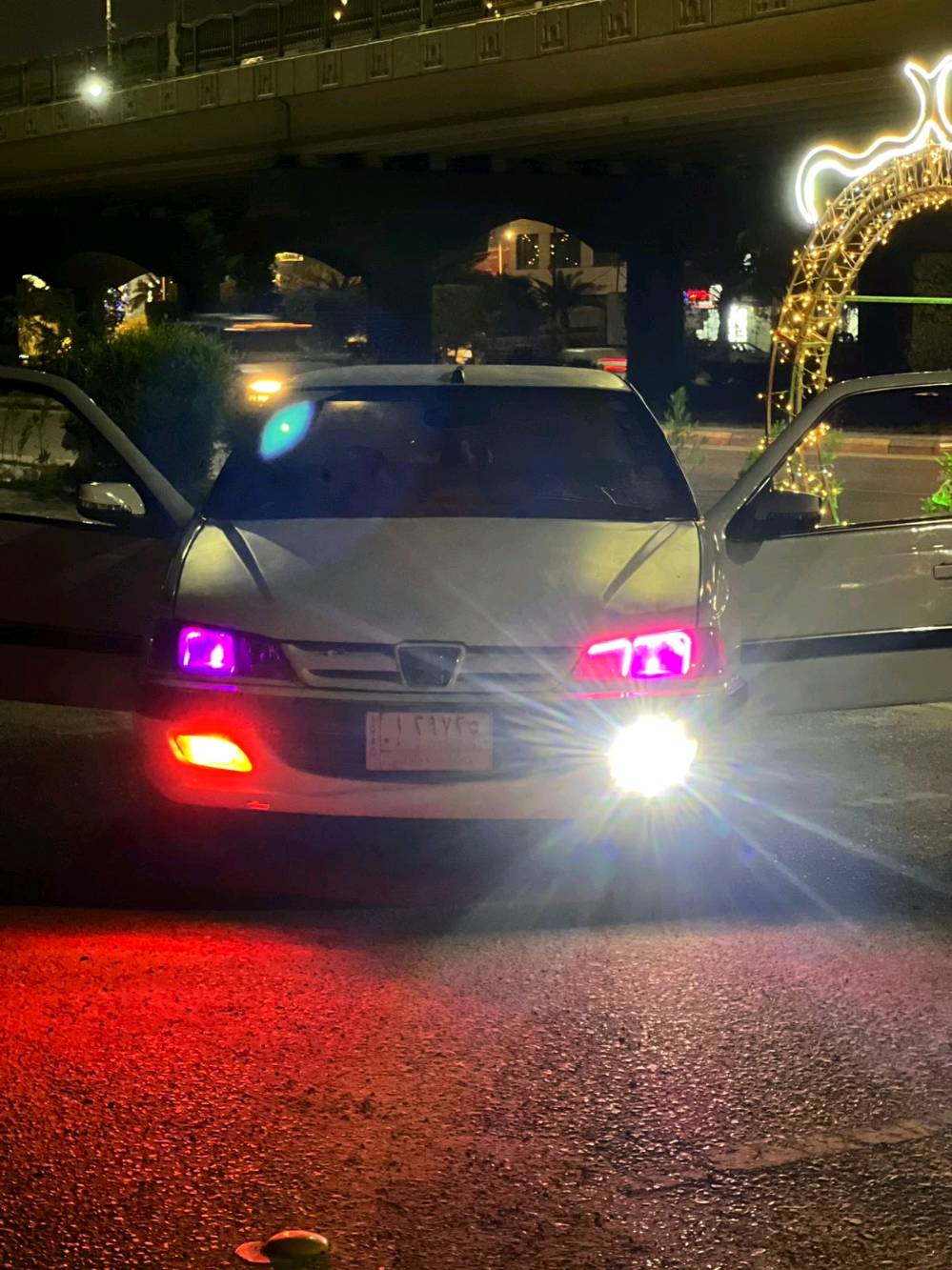 للبيع بيجو 406 نظيفة ومعدلة بشكل مرتب، لون أبيض، شكلها حلو ومهيأة على الذوق. السيارة مبينة محافظة ومناسبة للي يدور سيارة استعمال شخصي أو شكل شبابي مميز. التفاصيل الكاملة موجودة بالتواصل، والسعر حسب الفحص والاتفاق.