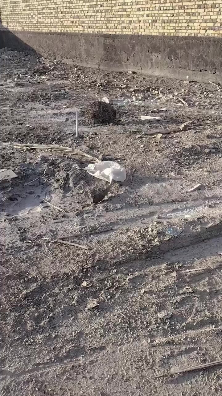 سلام عليكم قطعة 100متر سند 25 كافة الخدمات بين شارع 80 وشارع 100 محيزم 7 رقم ***********
