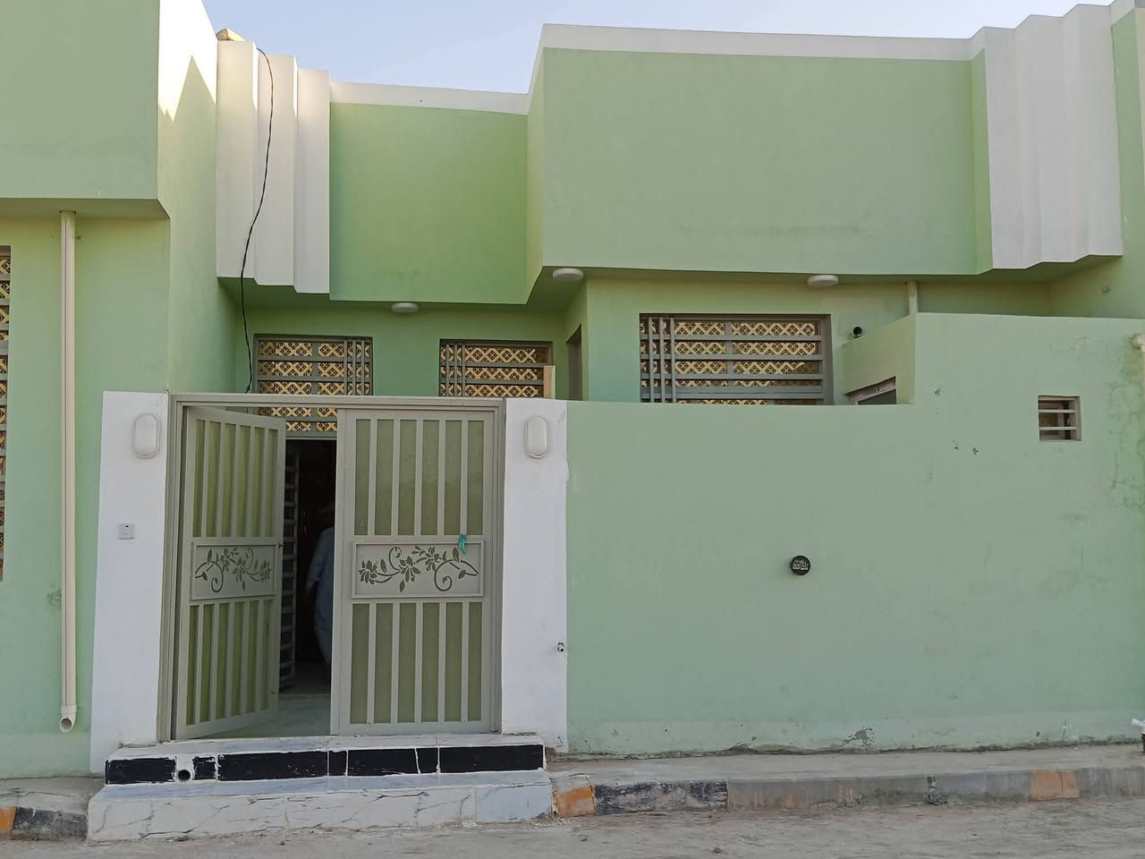 دار للبيع مساحه 100 مربعه  تحفه فنيه 🏘 خدمات كامله من ماء 💧وكهرباء 💥ونترنيت ضوئي وناره شوارع ليليه ومدرس وتبليط للباب العنوان بشارع الصب مقابيل ملحق قريه الغدير بلخط الاول قريب عن شارع شاىع بعرض 12متر السعر 42مع المجال الاستفسار اكثر مرسله وتساب *********** وبخدمتك
